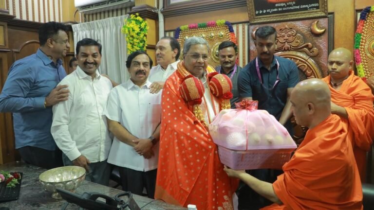 ಮುಖ್ಯಮಂತ್ರಿ ಸಿದ್ದರಾಮಯ್ಯ ಅವರು ವಿಜಯನಗರದಲ್ಲಿರುವ ಆದಿ ಚುಂಚನಗಿರಿ ಮಠಕ್ಕೆ ಭೇಟಿ