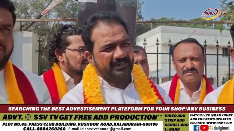 ಇಂಗ್ಲೀಷ್ ಭಾಷೆಯಲ್ಲಿದ್ದ ಬ್ಯಾನರ್ ಹರಿದು ಹಾಕಿ ನಾರಾಯಣಗೌಡ್ರು ಕರ್ನಾಟಕ ರಕ್ಷಣಾ ವೇದಿಕೆ ಮೂಲಕ  ಆಕ್ರೋಶ ಹೊರ ಹಾಕಿದರು